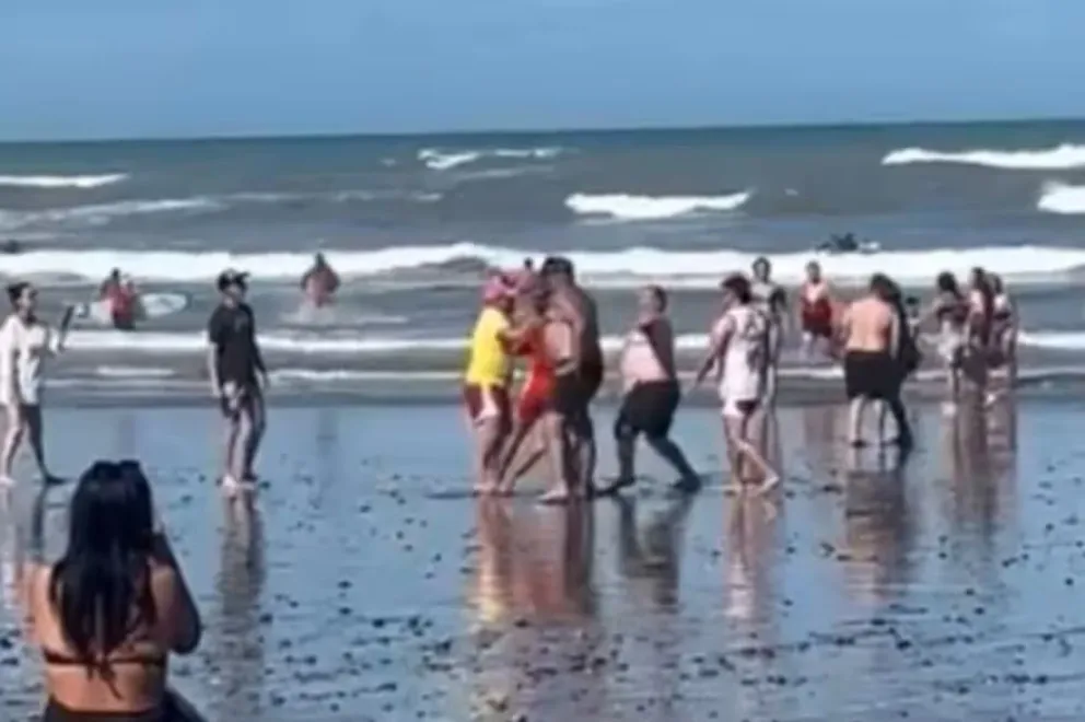 Echarán a dos de los guardavidas que se pelearon con un hombre este domingo en Playa Unión: “Son servidores públicos, no pueden reaccionar así”