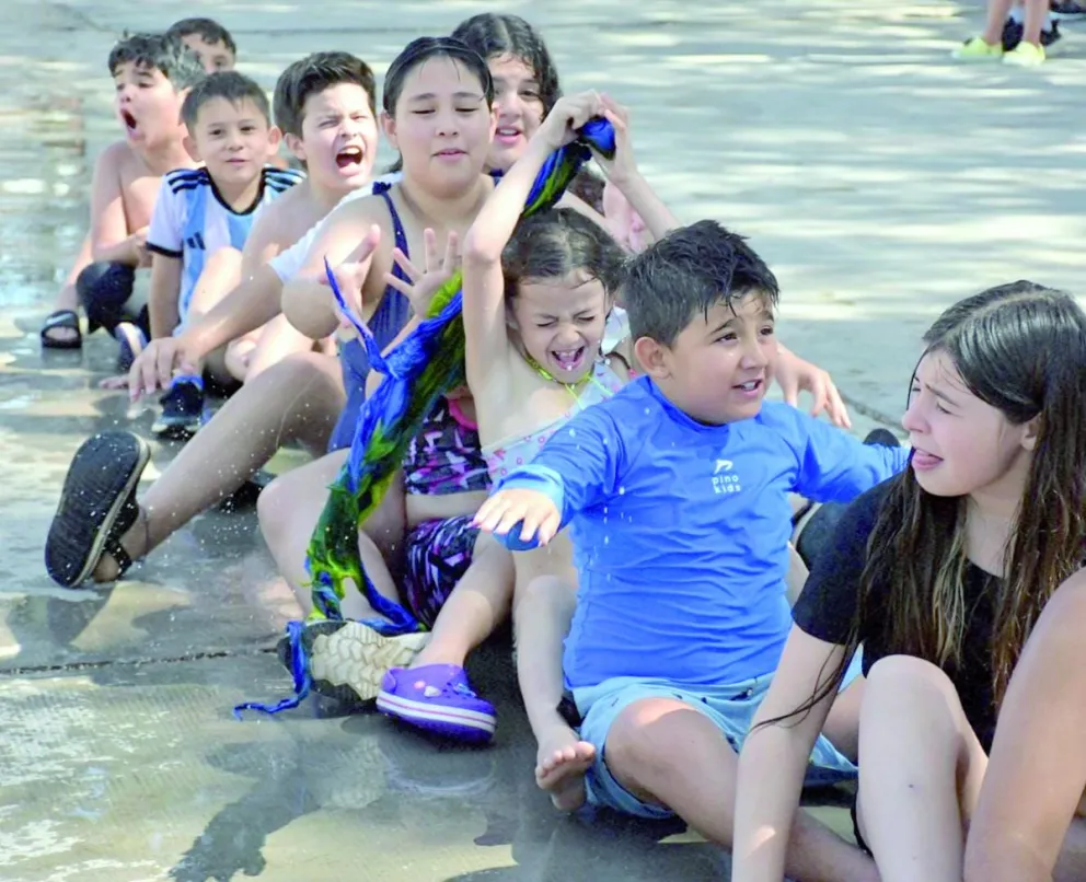 Más de 700 chicos disfrutaron de la jornada inaugural de la colonia de verano en Trelew