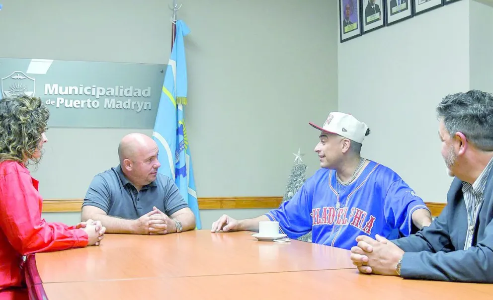 Sastre recibió a Javier Quinteros, cantante de la banda musical madrynense "Los Dragones"