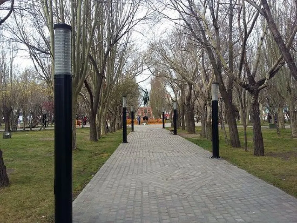 Santa Cruz: Nene tocó un poste de luz mientras jugaba en una plaza pública y se electrocutó