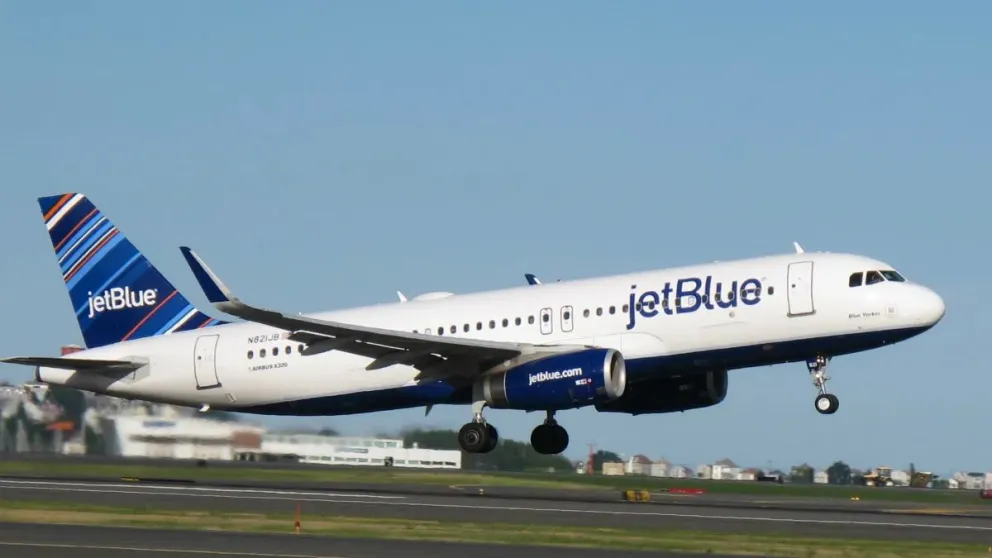 Hallan dos cuerpos en el tren de aterrizaje de un avión de JetBlue en Fort Lauderdale