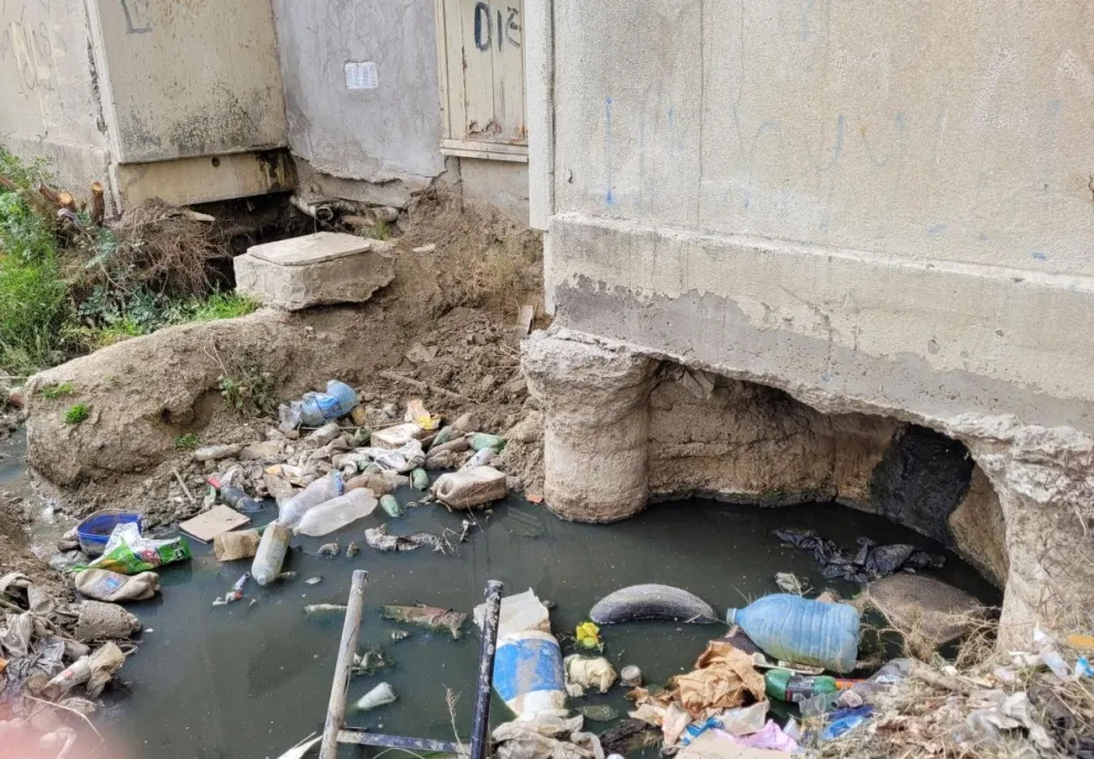 Vecinos de las 1008 reclaman por líquidos cloacales que socavan las bases de un edificio