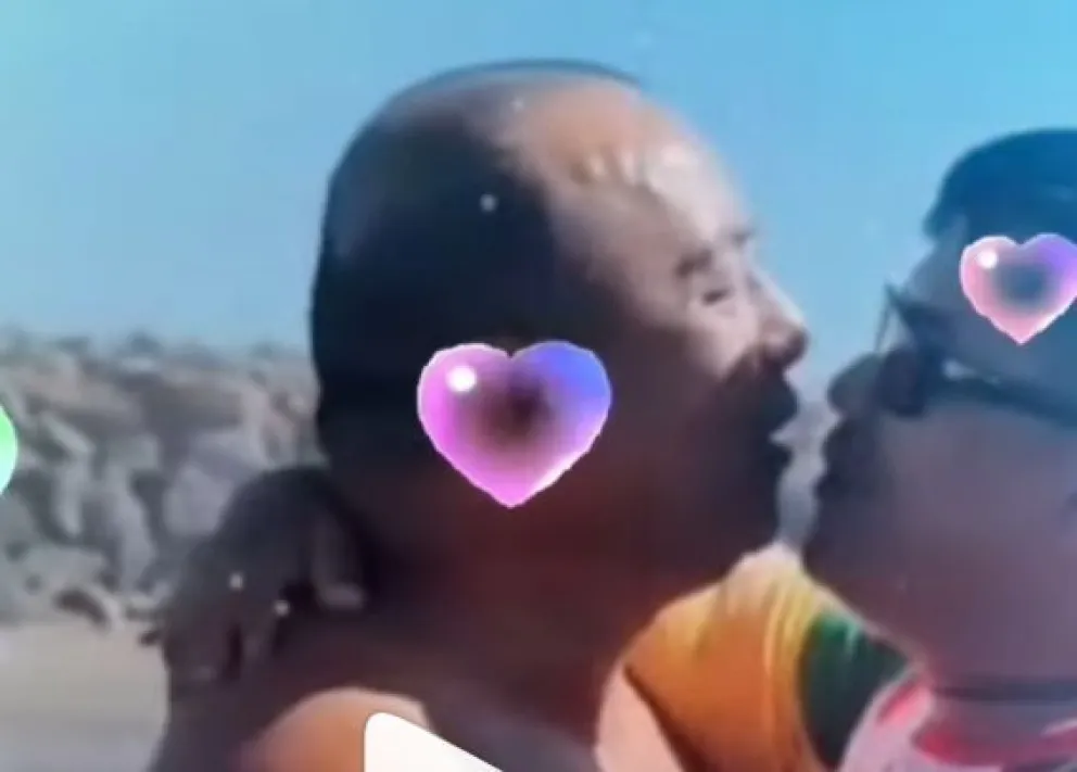 Parodian la pelea en Playa Unión con inteligencia artificial: el bañista y los guardavidas, ¡a los besos!