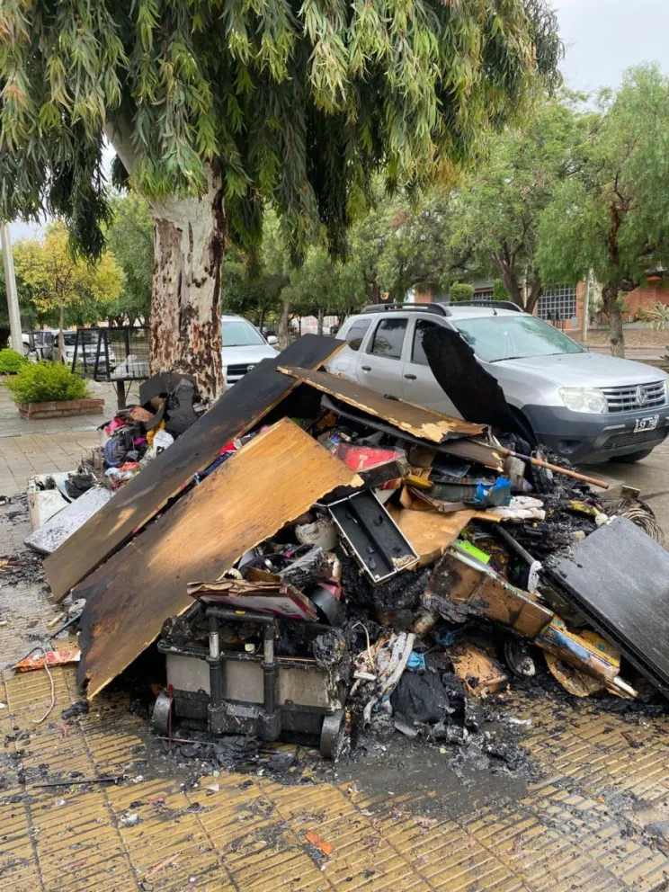 Una familia perdió su hogar en un incendio y solicita ayuda solidaria para reconstruirlo 