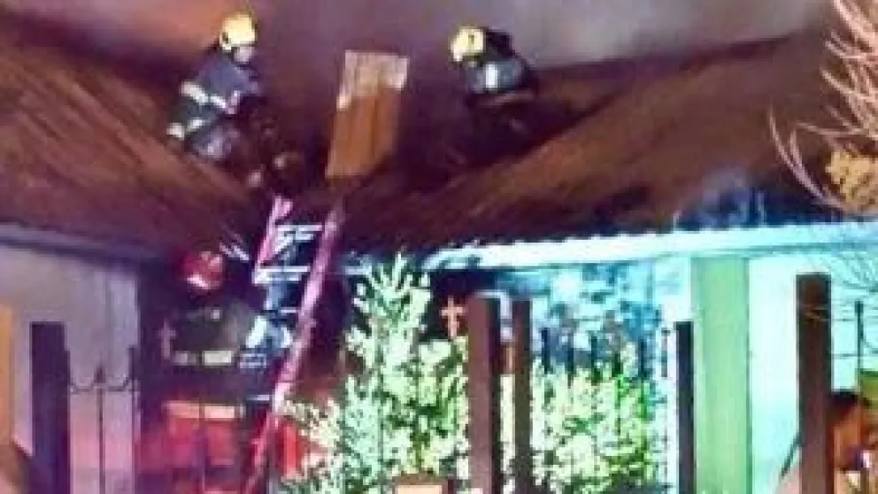 Cortocircuito provoca incendio que quema una casa, la mujer del dueño casi se asfixia con humo