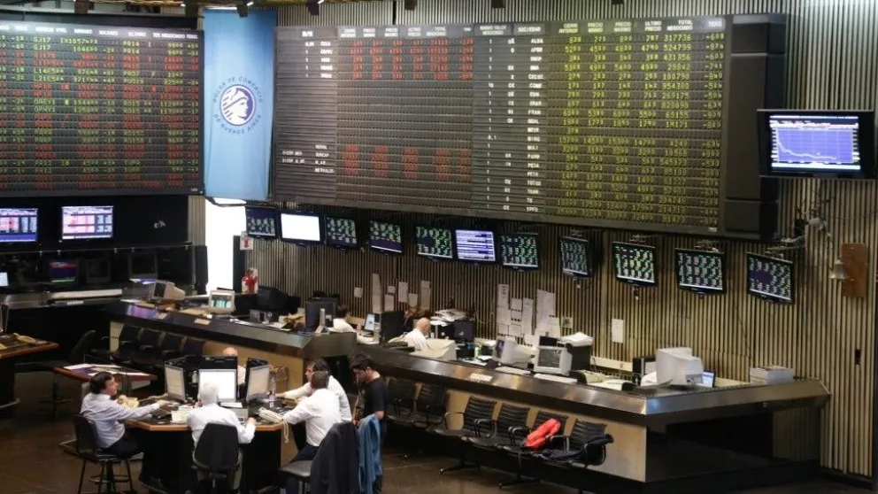 La histórica caída del riesgo país fue un error técnico pero sigue cayendo