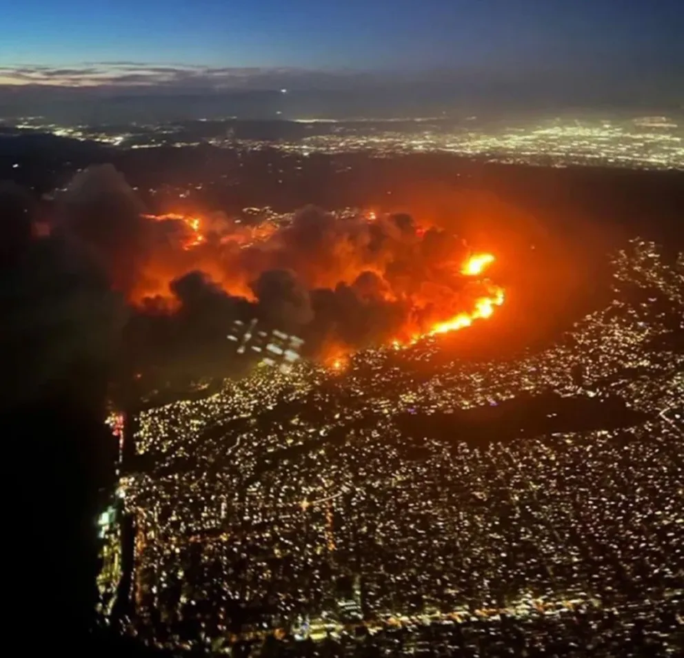 Más de 30 mil evacuados por un voraz incendio en California