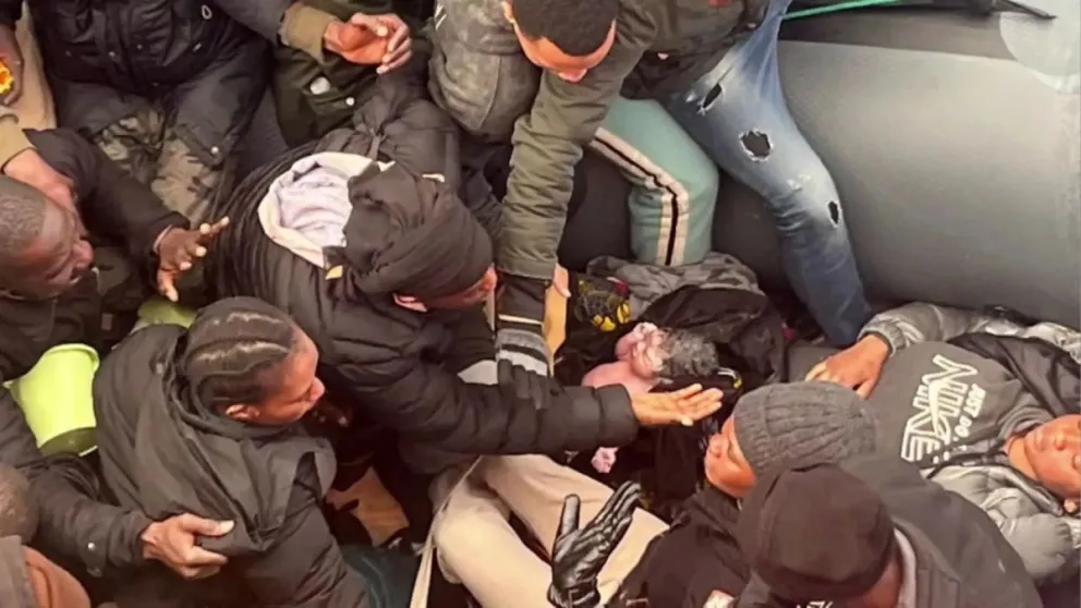 Bebé nacido en una embarcación de migrantes, roba la atención del mundo