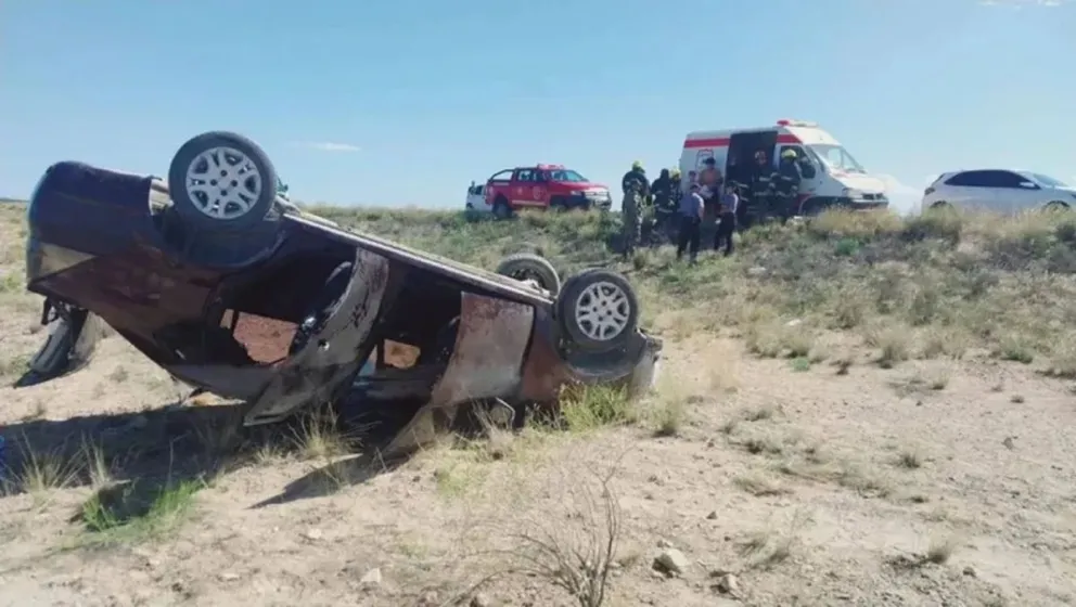 Grave vuelco deja cinco integrantes de una familia atrapada en el vehículo