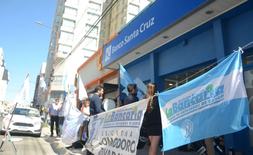 Continúan las manifestaciones frente al Banco Santa Cruz tras su cierre