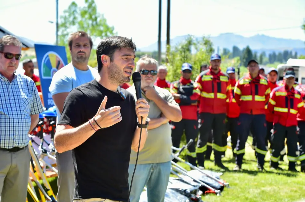 Torres encabezó entrega de equipamiento a brigadistas para reforzar las tareas de prevención de incendios en la Cordillera