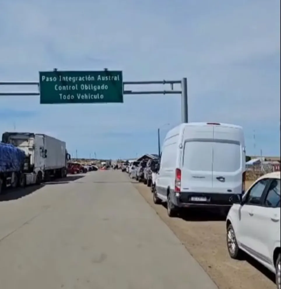Fin de semana agitado en el Paso Integración Austral: Largas filas por la fiebre de compras en Punta Arenas