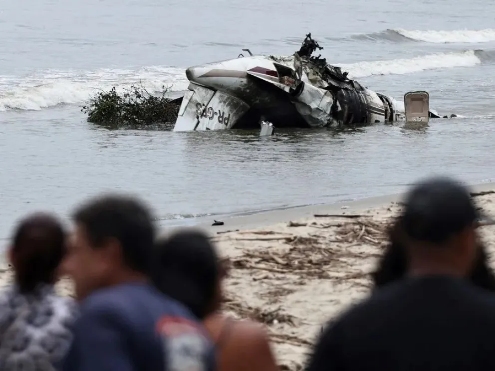 Accidente aéreo en San Pablo: Una avioneta se estrella en la playa dejando un muerto y una familia herida