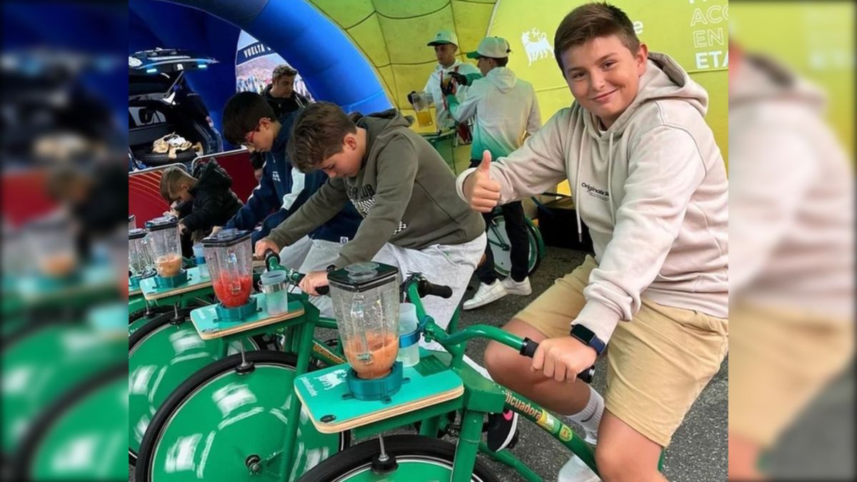 "Pedaleá tu propio trago": La bicilicuadora, el invento que une ejercicio, licuados y playa