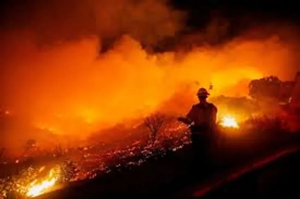 16 víctimas fatales por los incendios en Los Ángeles