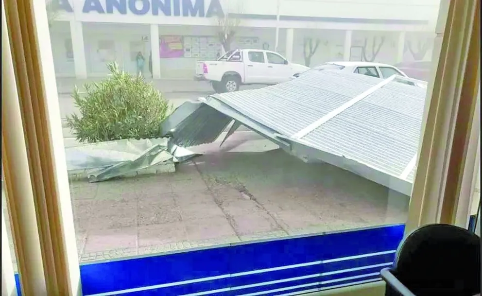 Alerta y destrozos en una Santa Cruz bajo alerta roja por violentos vientos