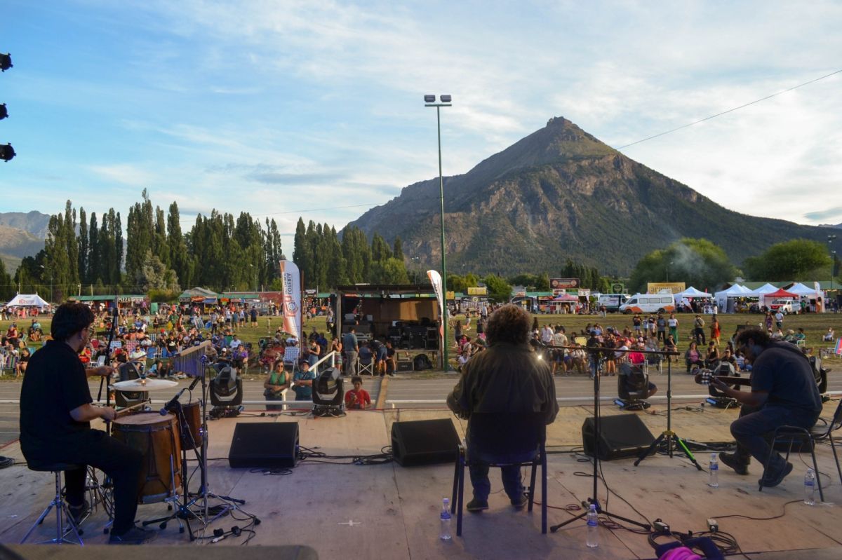 Provincia acompañó la 37° Fiesta Nacional de la Fruta Fina en El Hoyo