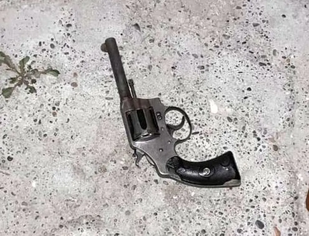Detienen a un hombre y le secuestran un revólver por un confuso caso de amenazas y tiros en barrio de Trelew