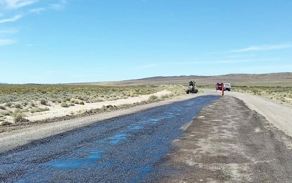 Realizan tareas de bacheo en la Ruta Nacional 26, a la altura de "la curva del lago", en Sarmiento