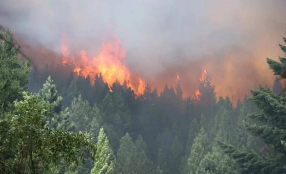 Incendio en Epuyén: Cuatro viviendas afectadas y evacuación de vecinos