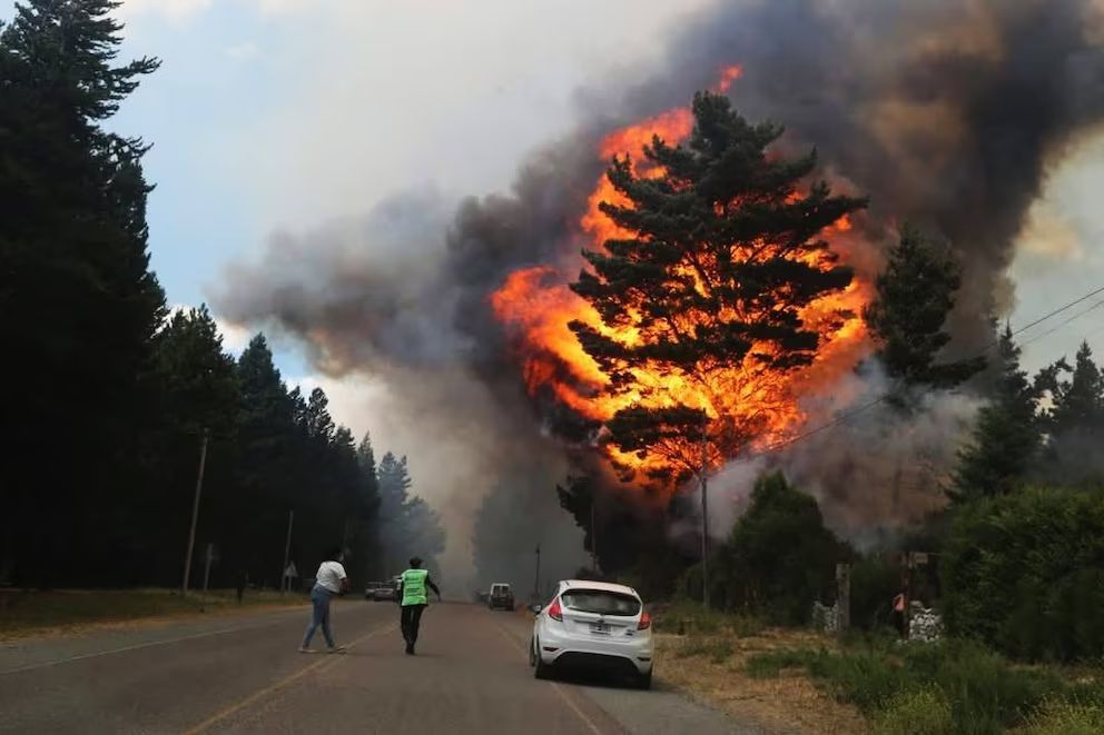 El fuego en Epuyén está descontrolado