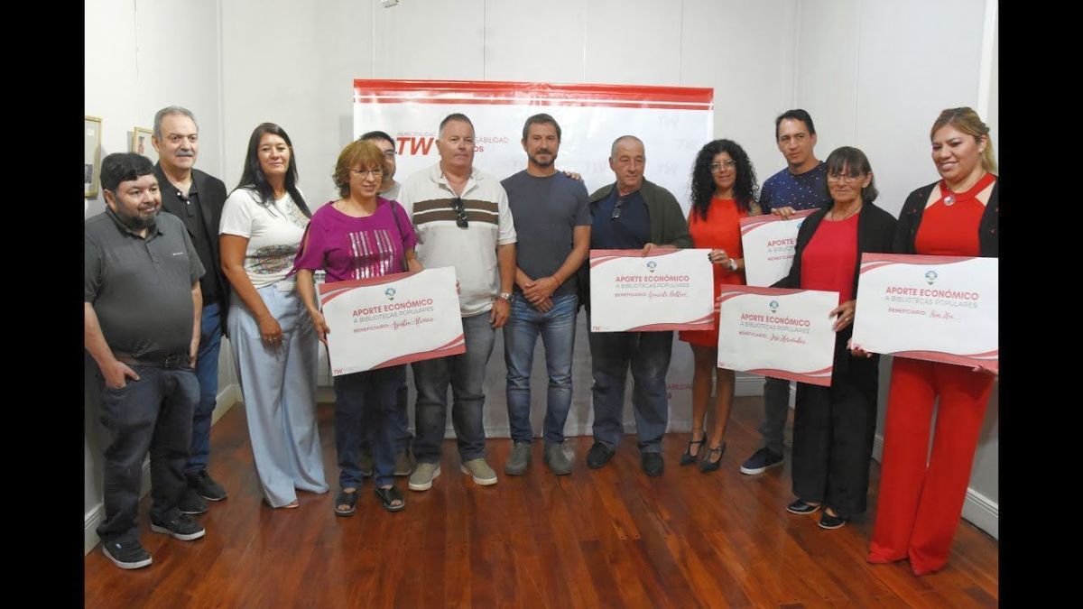 Merino encabezó entrega de aportes a bibliotecas populares de Trelew