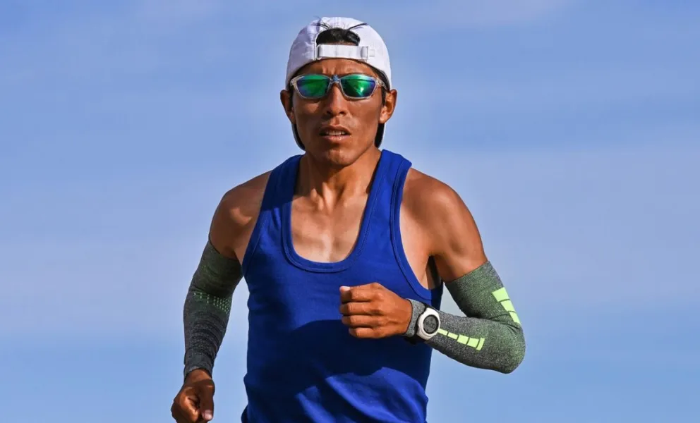 El atleta olímpico de Bolivia Héctor Garibay hará su debut en Crónica
