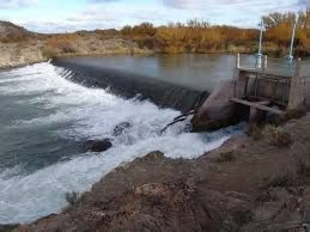 En Rawson, tres policías lograron convencer a una mujer de no arrojarse al río