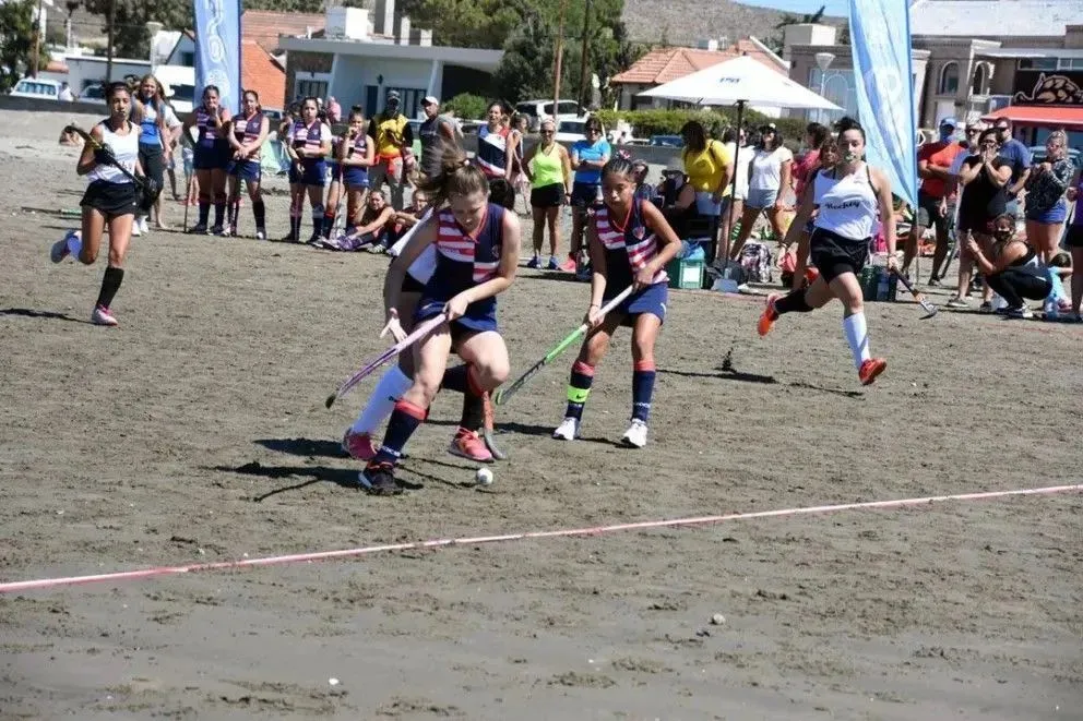 Comienza el hockey playero en Rada Tilly