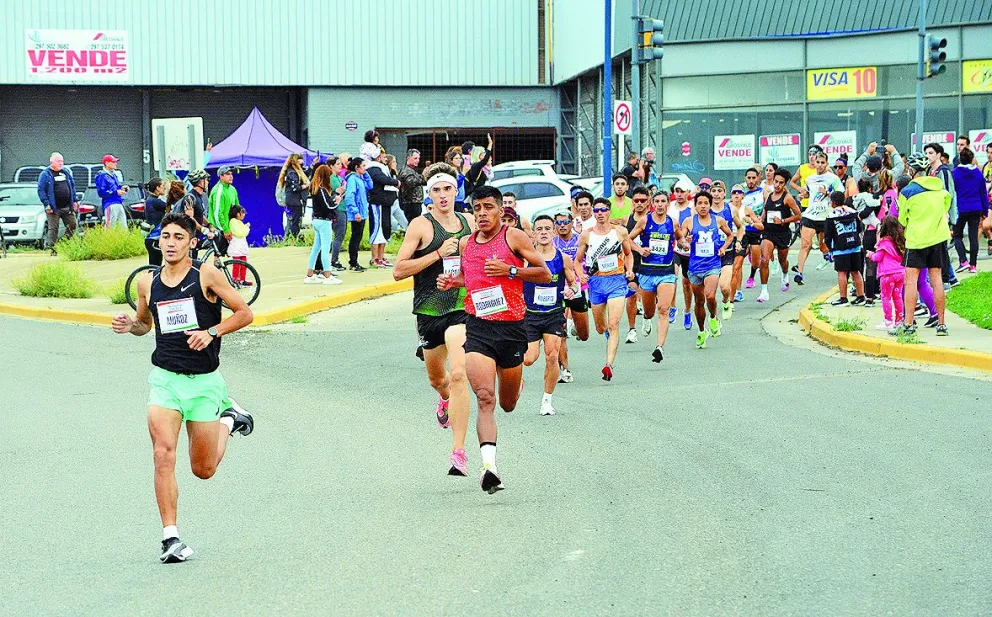 El atleta olímpico “Coco” Muñoz viene por el podio en Crónica