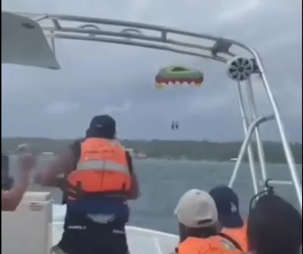 Terrible accidente en San Andrés: Pareja arrastrada por el mar tras romperse la cuerda del parasailing