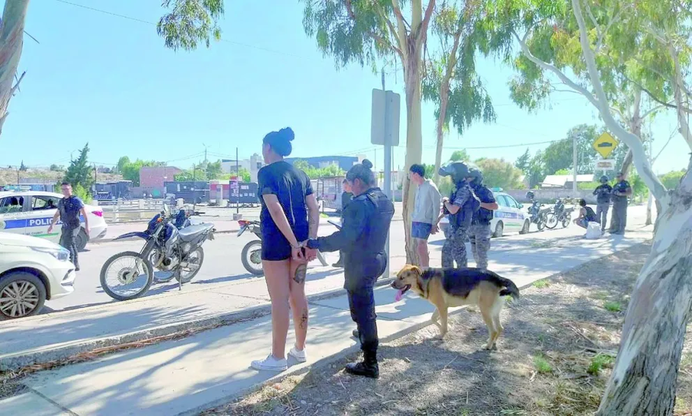 En Trelew, asaltaron a una mujer en la zona de la “Laguna Chiquichano” y luego atacaron al novio que salió a buscarlos