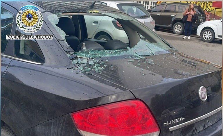 Comodoro: lo detuvieron por conducir borracho y rompió la luneta de un coche de una piña