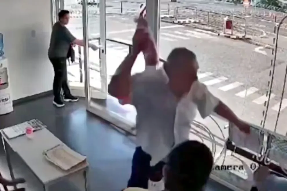 Ataque de furia en Misiones: Un hombre quiso golpear con un matafuegos a empleados municipales