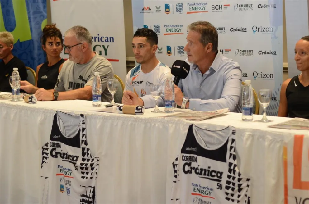 Se realizó la presentación oficial de los deportistas que competirán en la 59° Corrida Internacional Aniversario Diario Crónica