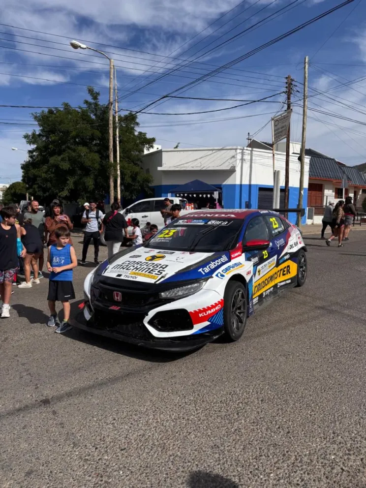 Nacho Montenegro exhibe su auto en la Corrida Internacional Diario Crónica