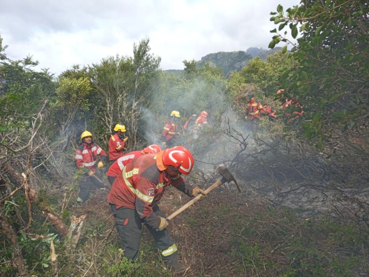 Con brigadistas, equipamiento y medios aéreos, Provincia sigue trabajando para controlar los incendios en la cordillera