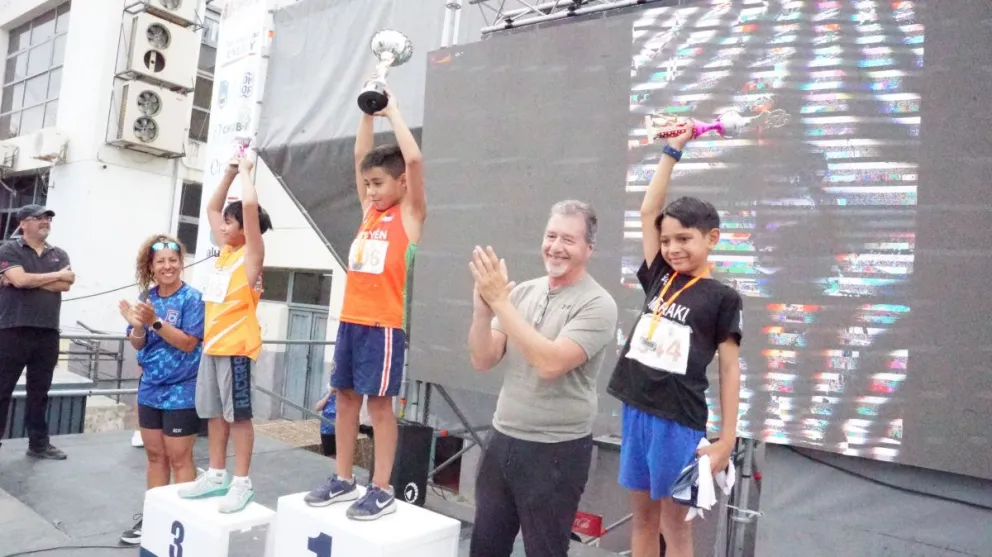 Los ganadores de la categoría Pre infantil en la 59º Corrida Internacional Aniversario Diario Crónica