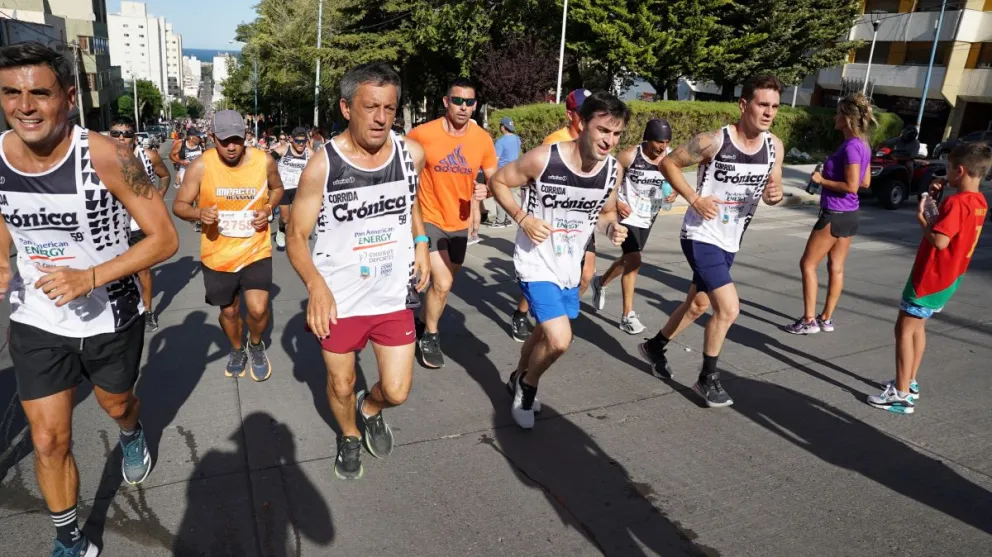 El gobernador completó la corrida de 6 km del Diario Crónica y prometió volver para los 16 k