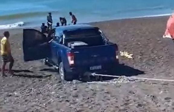 Casi termina con la camioneta en el mar por olvidar el freno de mano