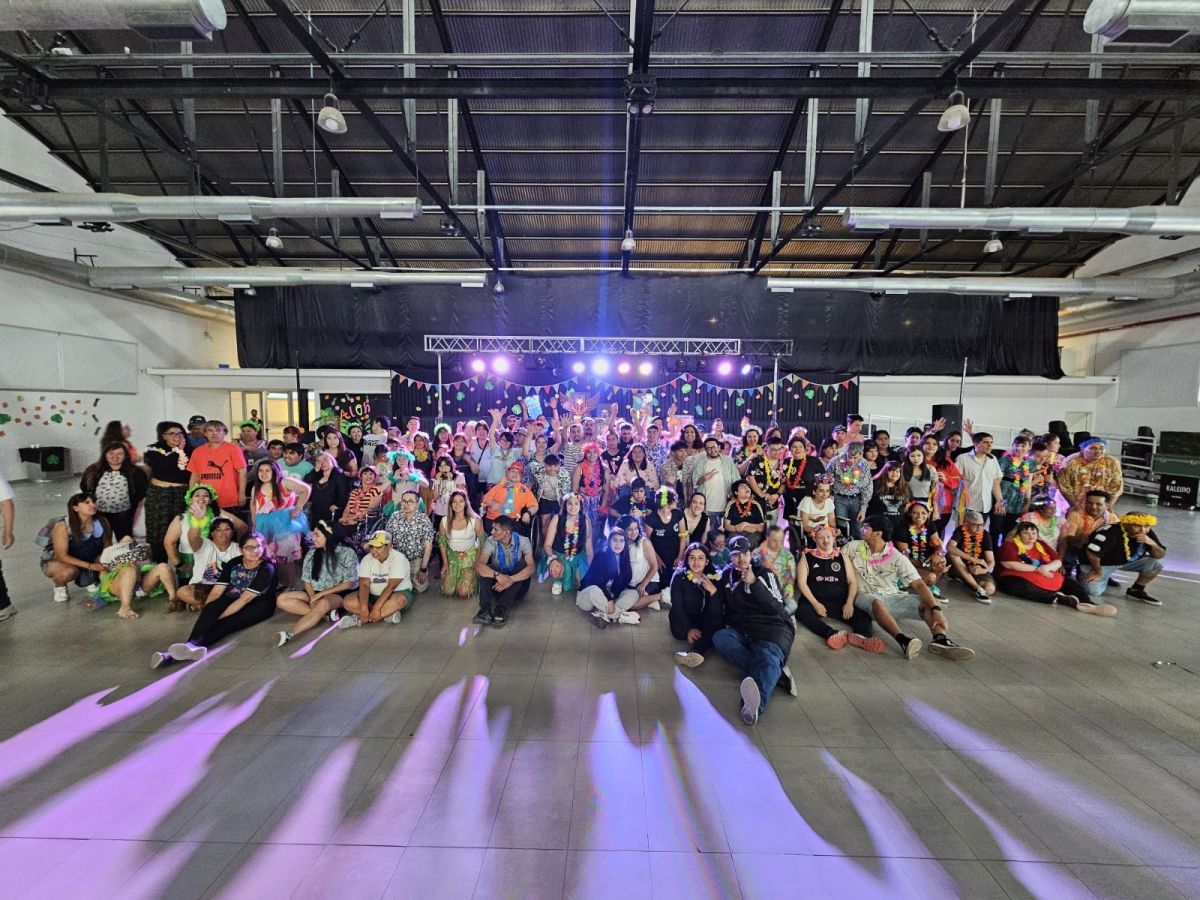 Más de 180 personas participaron de la Fiesta Hawaiana