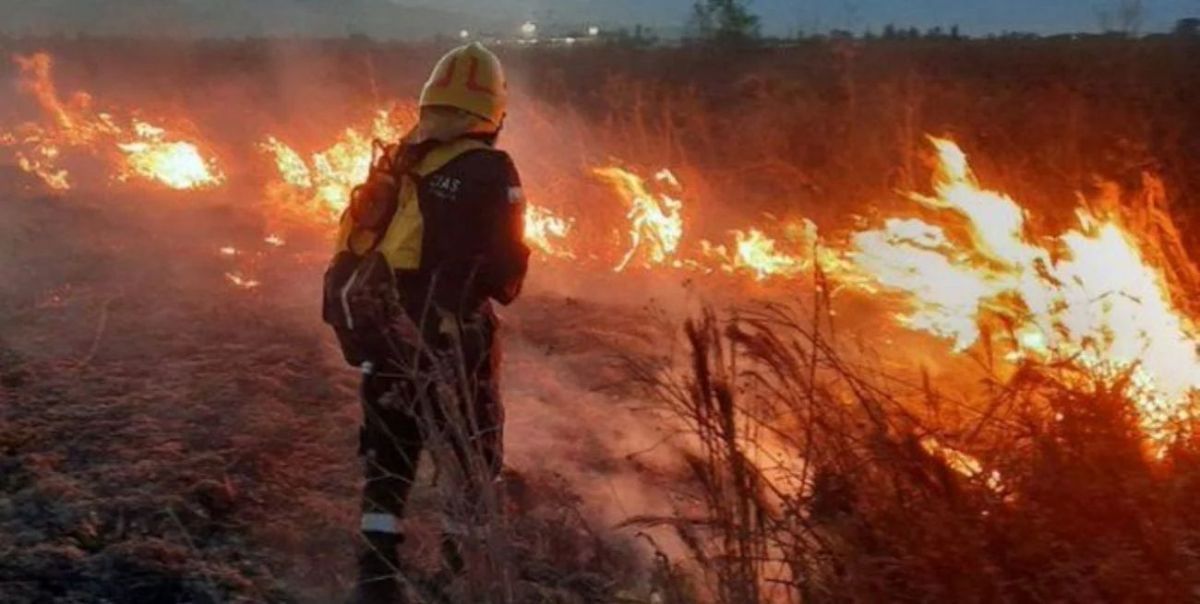 Impresionante avance del fuego y urgente evacuación de brigadistas en Atilio Viglione