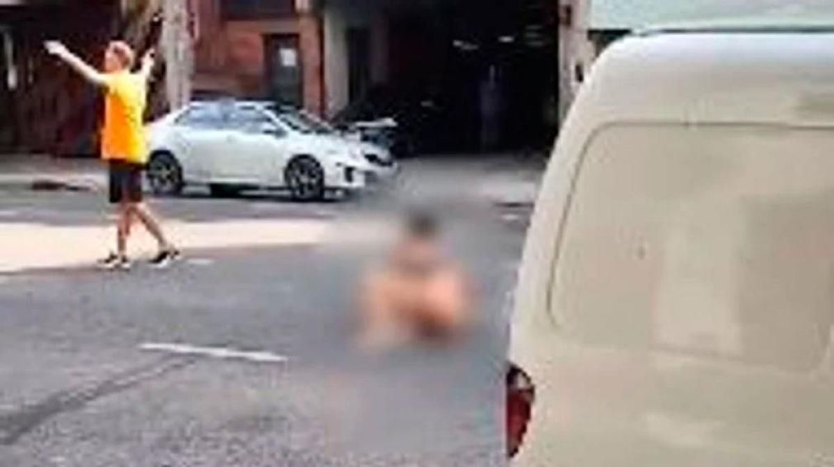  Tremenda escena: mujer semidesnuda pidiendo auxilio por secuestro y trata