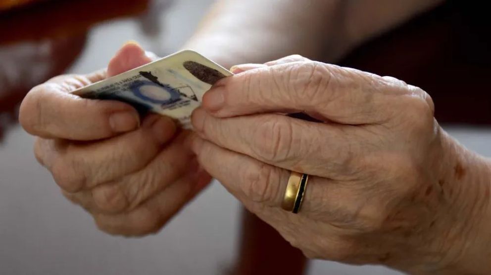 Una mujer solicitó cambiar su apellido por el abandono paterno cuando era chica