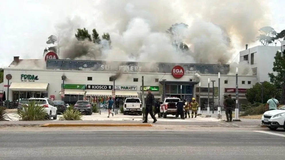 Impactante incendio en un supermercado cerca de la playa de Pinamar