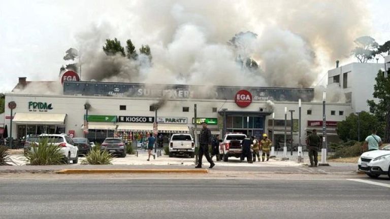 Impactante incendio en un supermercado cerca de la playa de Pinamar