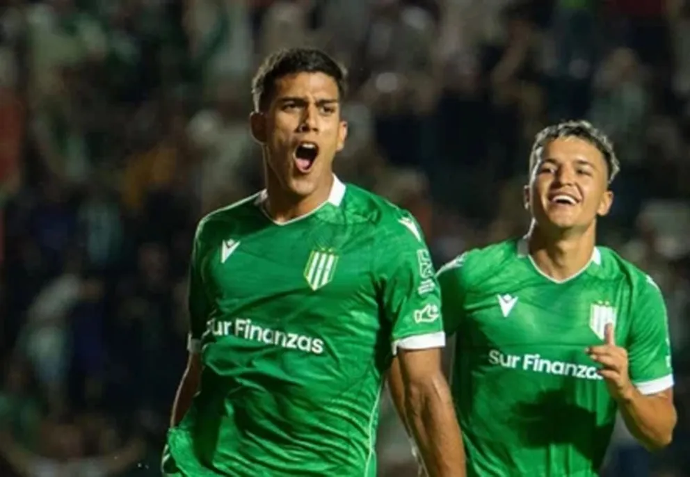 Banfield goleó 3-0 a Newell's y es líder del Torneo Apertura