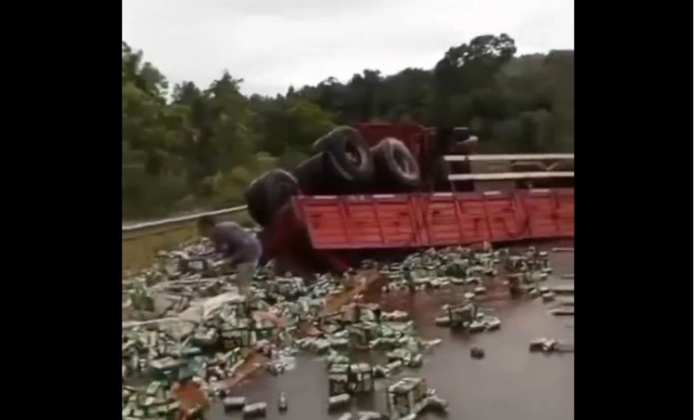 Volcó un camión que transportaba latas de cerveza y en minutos lo saquearon 