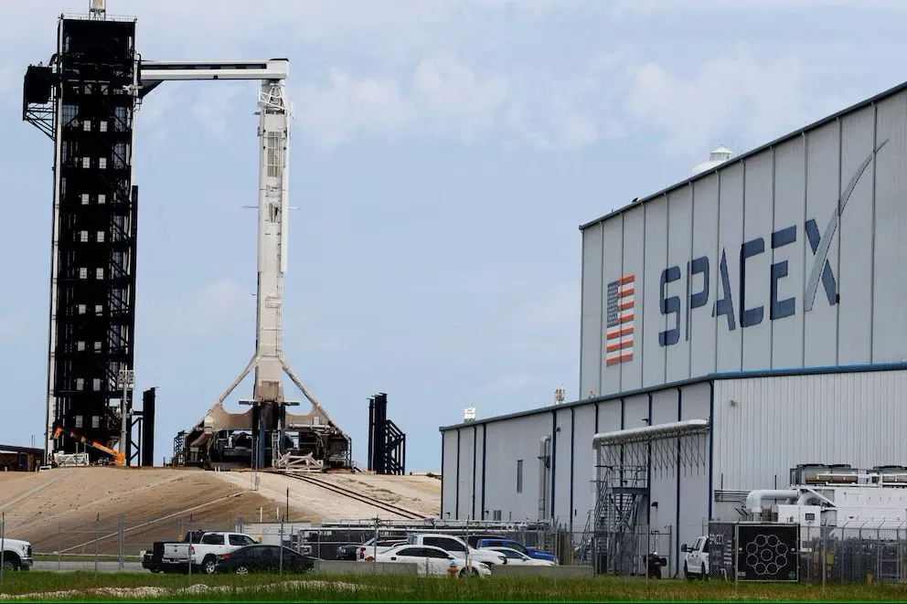 El automóvil de la empresa de Elon Musk se convirtió en el primer automóvil en el espacio luego de ser lanzado en un cohete Falcon Heavy. (REUTERS/Joe Skipper/File Photo)
