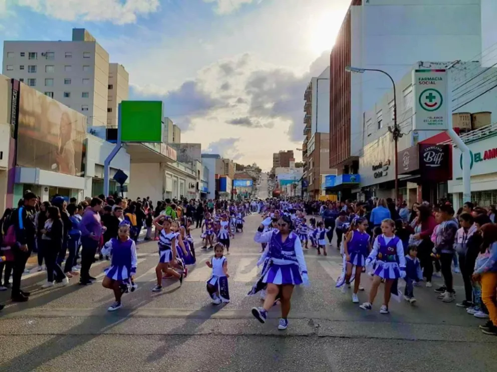 La murga “Soles y Lunas” se prepara para los precarnavales y carnavales en Comodoro